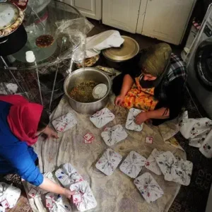 تهیه غذا خانگی مادر تا ۲۰۰ نفر