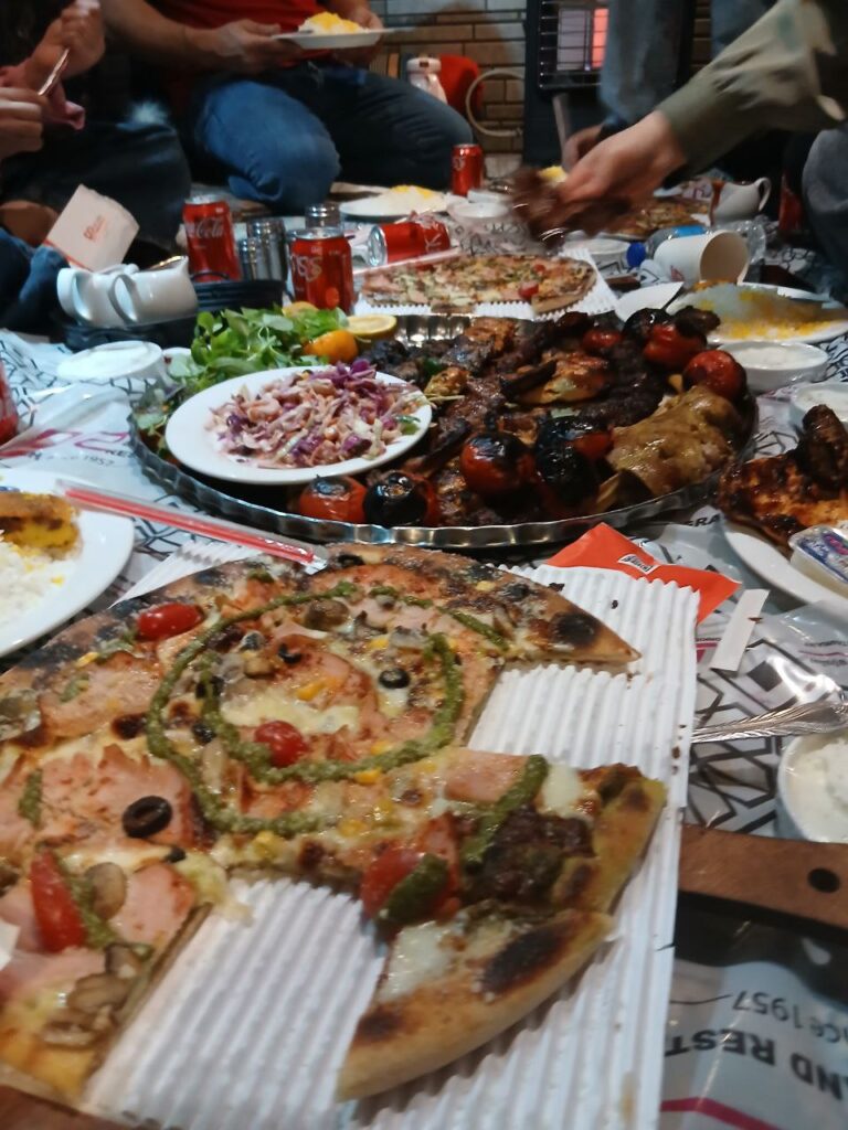 تهیه غذای سالم قبول سفارشات به تعداد با رعایت نکات بهداشتی