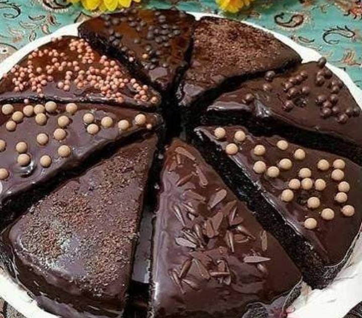 کیک و شیرینی پزی خانگی شکلاتی وانیلی با فیلینگ موز